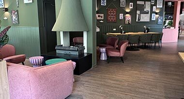 Loungeruimte met open haard van Fletcher Hotel-Restaurant Victoria-Hoenderloo